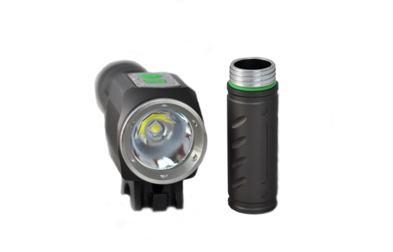 Torcia elettrica tattica ricaricabile di alto potere 900lm per illuminazione di emergenza